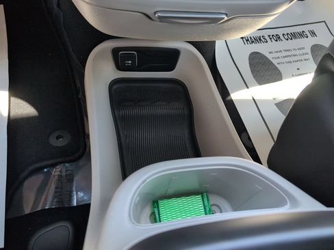 Used 2023 Chrysler Pacifica Touring-L FWD image 12