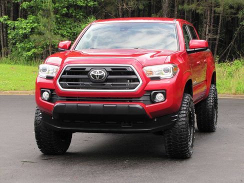 Used 2019 Toyota Tacoma 2WD Double Cab image 10