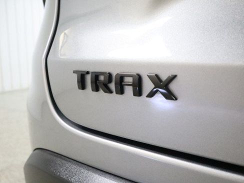 Used 2025 Chevrolet Trax LT FWD image 24