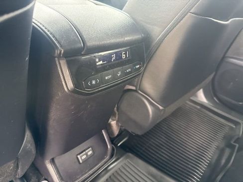Used 2023 Toyota Highlander XLE AWD/4WD image 11