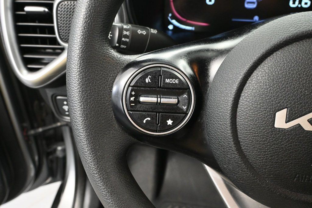 Used 2023 Kia Soul LX w/ LX Technology Package FWD image 21