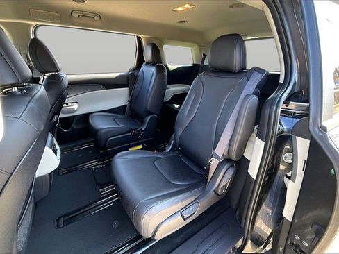 Used 2023 Kia Carnival LX image 27