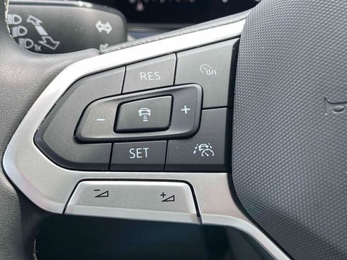 Used 2022 Volkswagen Taos SE w/ Panoramic Sunroof Package FWD image 33