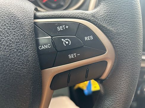 Used 2014 Jeep Cherokee Sport image 19