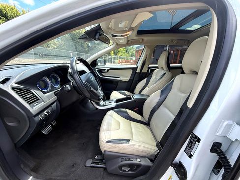 Used 2011 Volvo XC60 T6 R-Design w/ Convenience Pkg image 8