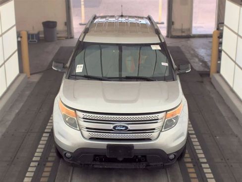 Used 2014 Ford Explorer XLT w/ Equipment Group 202A AWD/4WD image 2