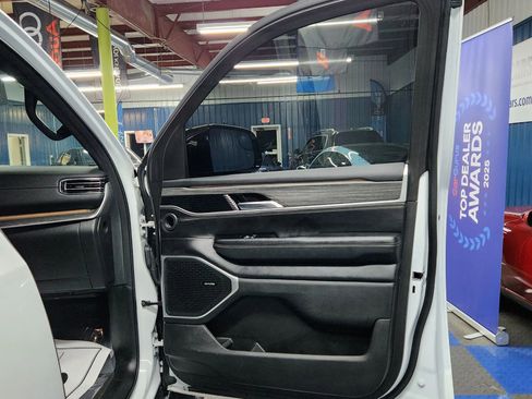 Used 2023 Jeep Wagoneer L Series II image 13