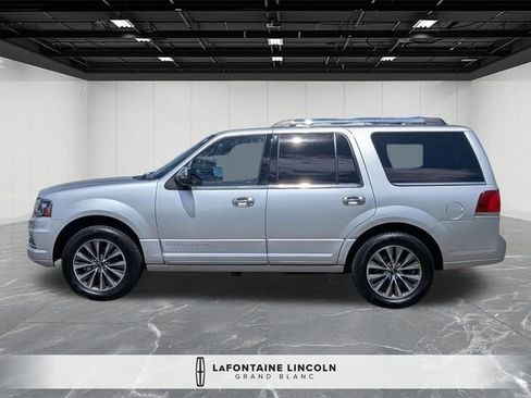 Used 2017 Lincoln Navigator Select AWD/4WD image 2