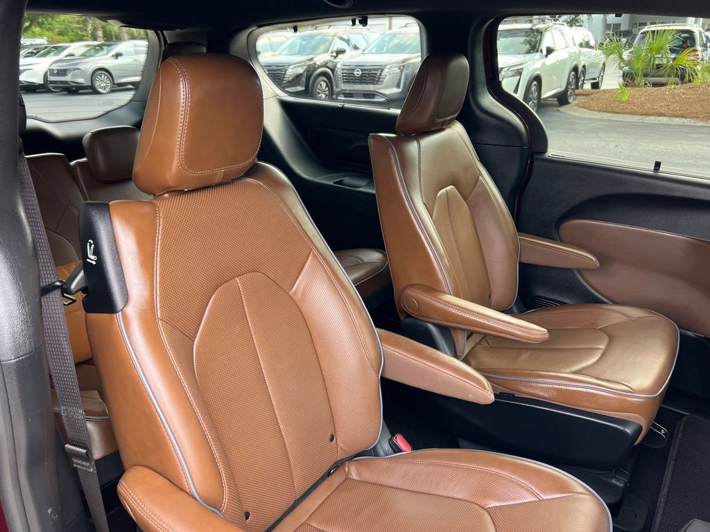 Used 2021 Chrysler Pacifica Limited w/ Uconnect Theater Family Group FWD image 27