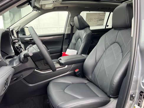 New 2026 Toyota Highlander Platinum image 11