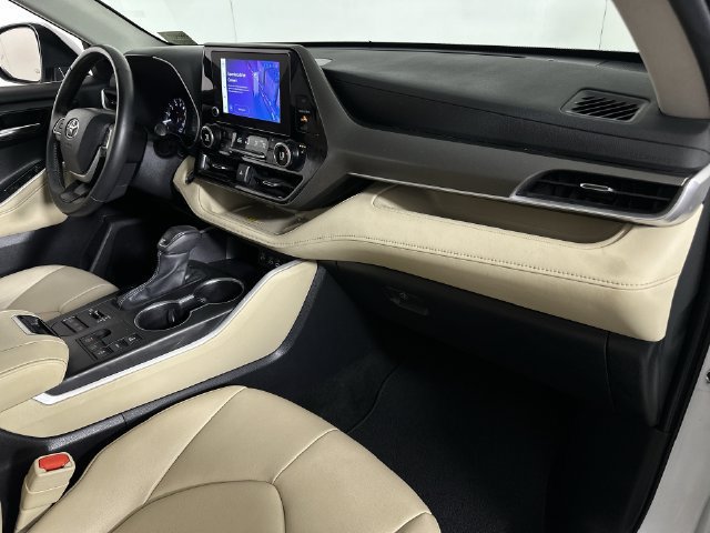 Used 2024 Toyota Highlander XLE AWD/4WD image 30