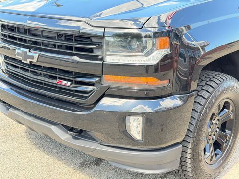 Used 2018 Chevrolet Silverado 1500 LT w/ Midnight Edition AWD/4WD image 9