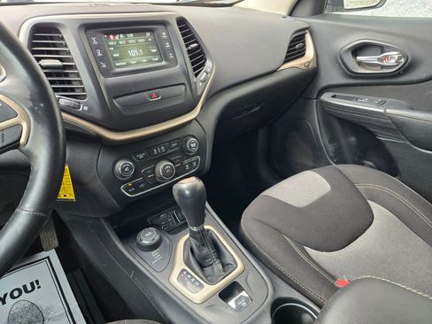 Used 2017 Jeep Cherokee Sport AWD/4WD image 22