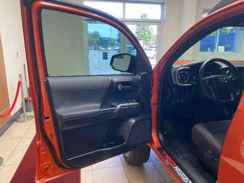 Used 2018 Toyota Tacoma TRD Sport AWD/4WD image 7