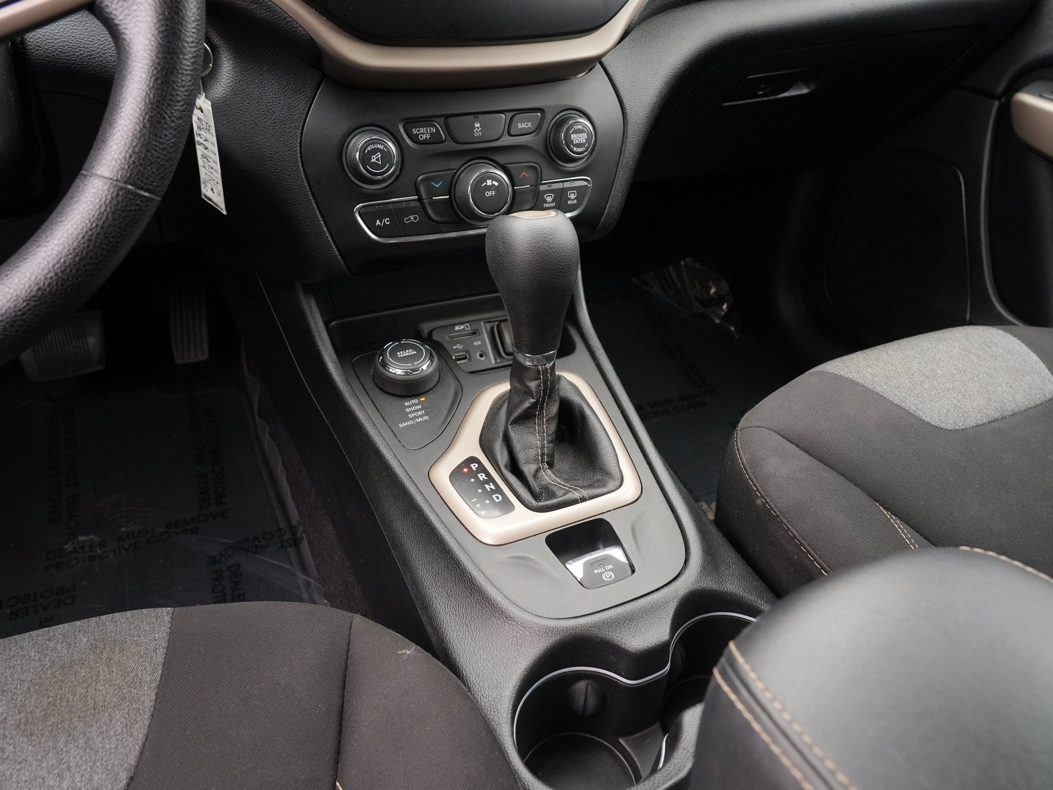 Used 2018 Jeep Cherokee Latitude w/ Safety Group AWD/4WD image 25