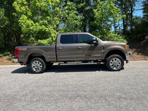 Used 2017 Ford F250 Lariat w/ Chrome Package image 5