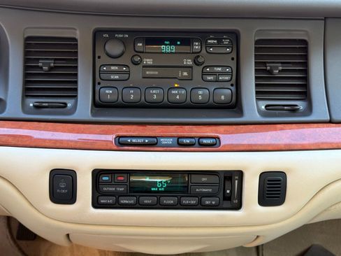 Used 1996 Lincoln Town Car Cartier RWD image 11