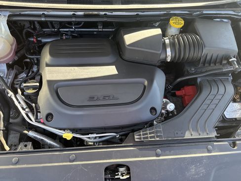 Used 2023 Chrysler Pacifica Touring-L FWD image 20