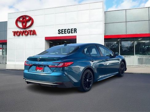 Used 2025 Toyota Camry SE FWD image 3