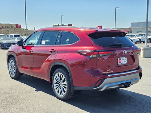 New 2026 Toyota Highlander Platinum AWD/4WD image 3