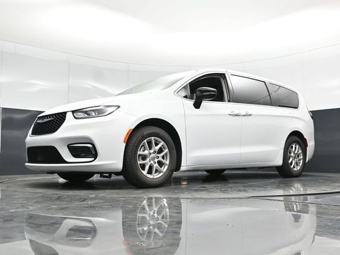 Used 2024 Chrysler Pacifica Touring-L FWD image 54