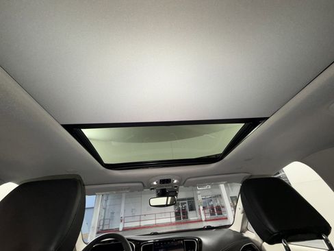 Used 2023 Chrysler Pacifica Limited image 25