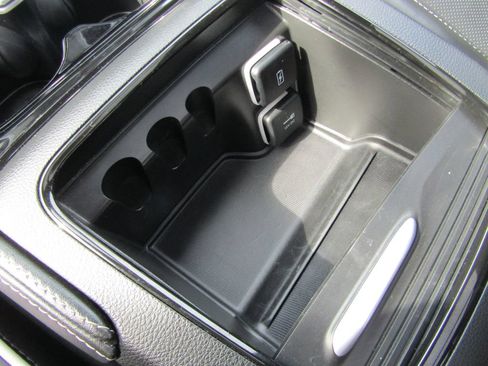 Used 2025 Chrysler Pacifica Limited FWD image 35
