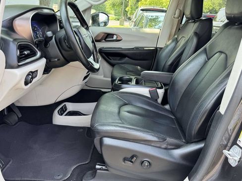 Used 2019 Chrysler Pacifica Touring-L FWD image 21