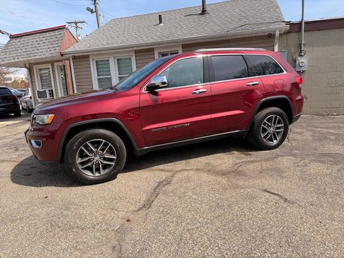Used 2018 Jeep Grand Cherokee Limited image 3