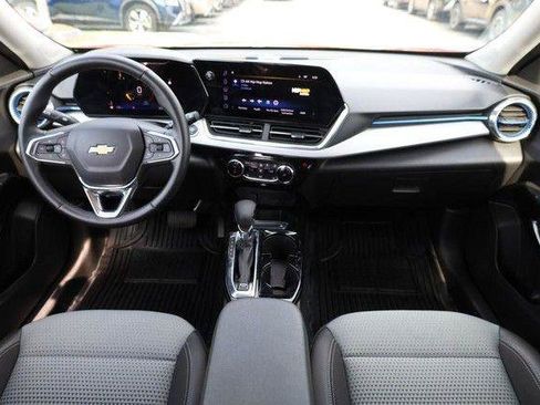 Used 2025 Chevrolet Trax LT w/ LT Convenience Package FWD image 21
