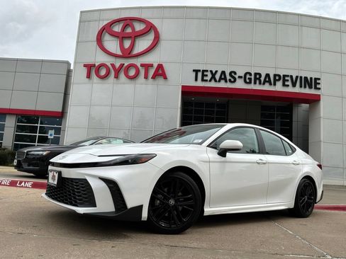 Used 2025 Toyota Camry SE FWD image 2