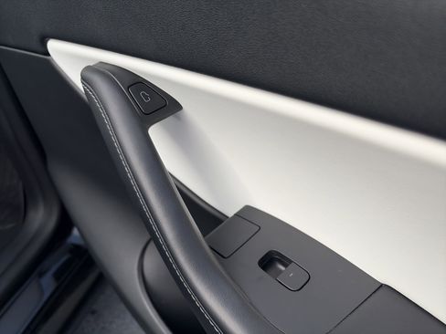 Used 2021 Tesla Model Y Long Range image 34