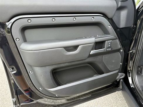 Used 2025 Land Rover Defender 110 V8 image 16