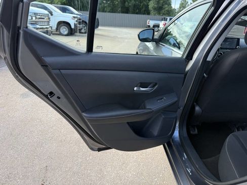 Used 2022 Nissan Sentra SV FWD image 14