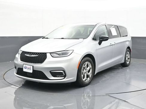 Used 2024 Chrysler Pacifica Limited FWD image 3