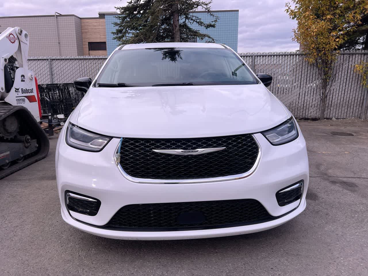 Used 2024 Chrysler Pacifica Touring-L FWD image 29