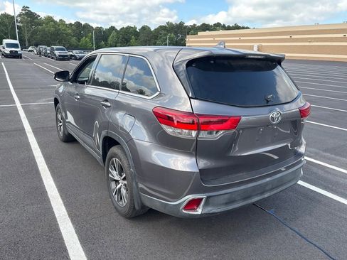 Used 2019 Toyota Highlander Plus AWD/4WD image 3