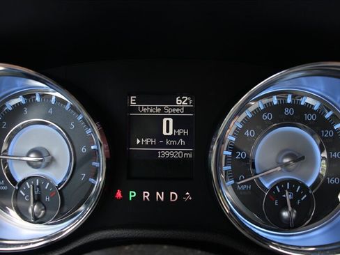 Used 2011 Chrysler 300 C RWD image 7