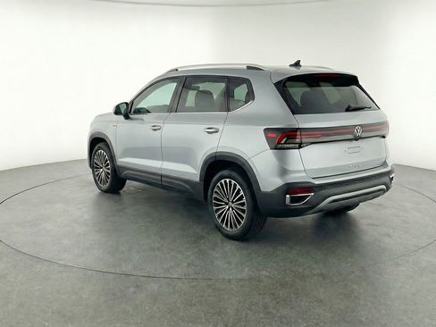 Used 2025 Volkswagen Taos SE image 6