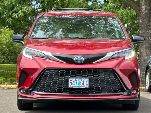 Used 2022 Toyota Sienna XSE w/ XSE Plus Package FWD image 10