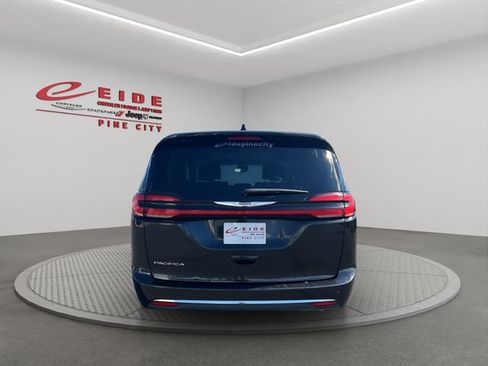 Used 2023 Chrysler Pacifica Touring-L FWD image 9