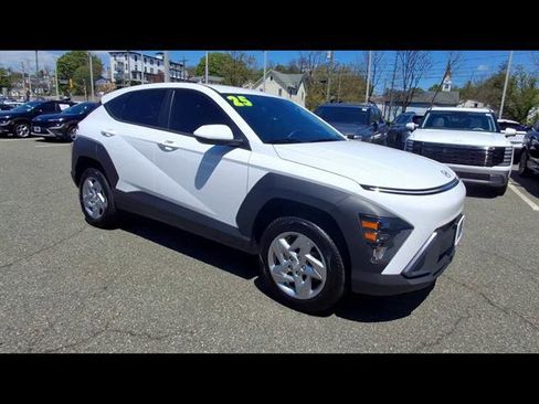 Certified 2025 Hyundai Kona SE AWD/4WD image 2