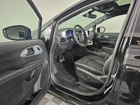 New 2026 Chrysler Pacifica Limited w/ Uconnect Theater Family Group image 21