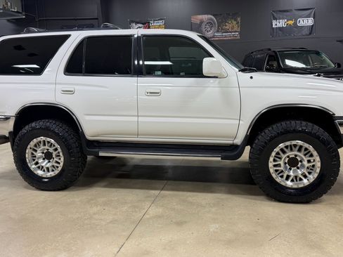Used 2000 Toyota 4Runner SR5 w/ Upgrade Value Pkg 4 AWD/4WD image 4