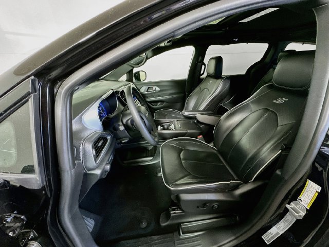 Used 2025 Chrysler Pacifica Limited FWD image 12
