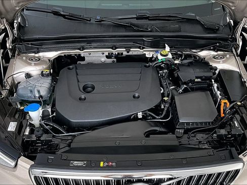 Certified 2023 Volvo XC40 B5 Plus AWD/4WD image 11