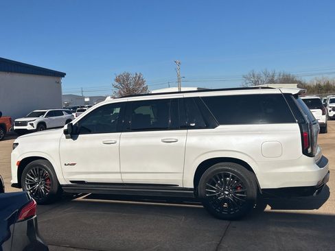 Used 2023 Cadillac Escalade ESV V image 4