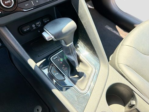 Used 2018 Kia Niro Touring FWD image 10