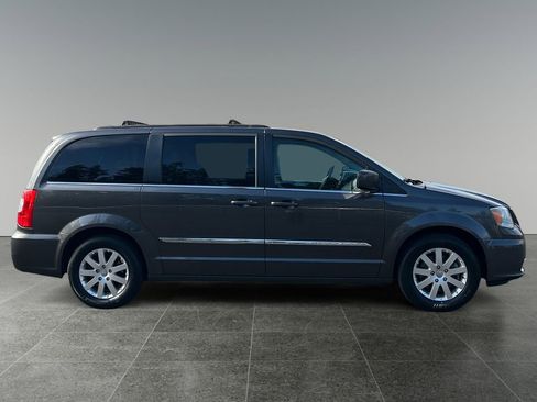 Used 2016 Chrysler Town & Country Touring FWD image 10