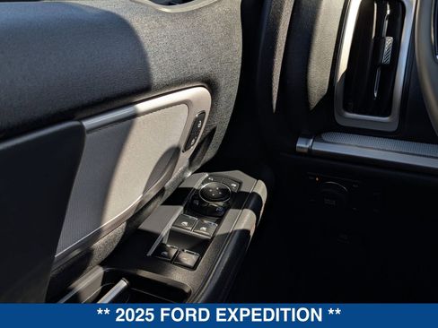 Used 2025 Ford Expedition Active image 27